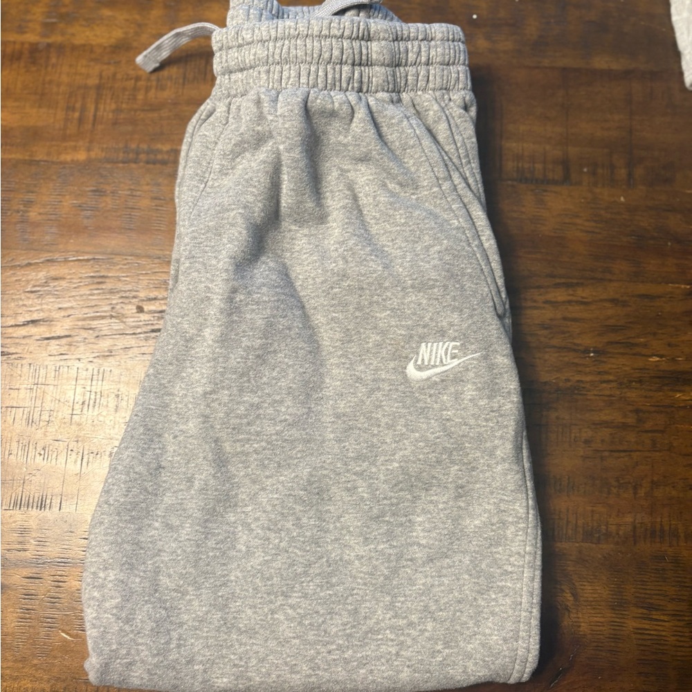 Nike Sportswear Club Gray Sweatpants with Elastic Cuffs